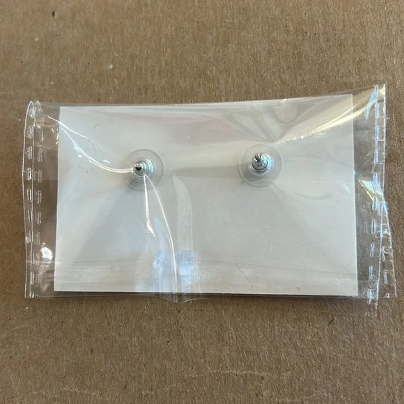 NWT Dainty heart earrings are deep blue with gold tone metal & post style backs - Picture 4 of 6